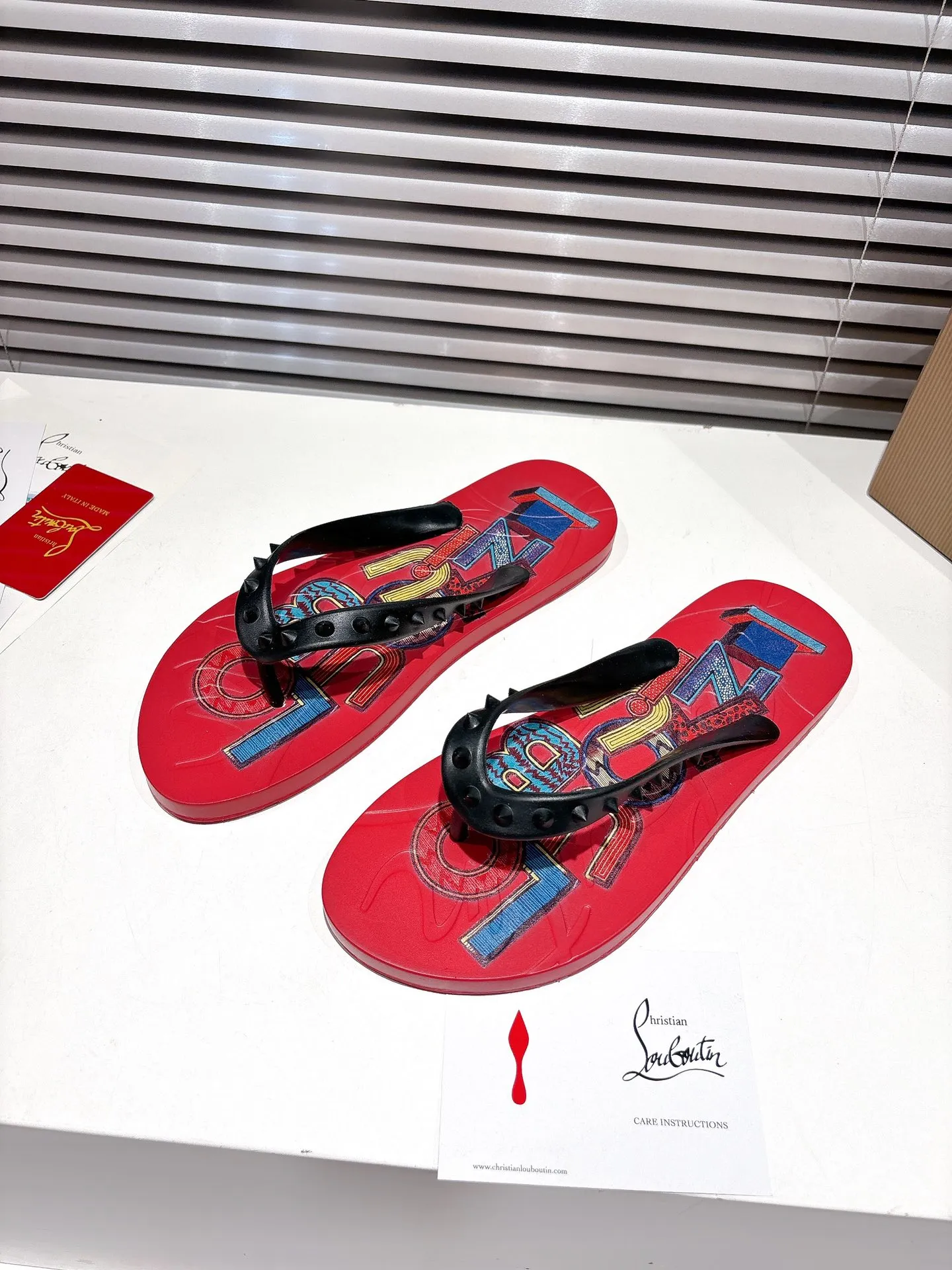 👟👟Ex-factory price 300👟👟 ╔Flip-flops black print╗ (yellow box packaging) ·Top version customization·2025𝐬𝐬 𝑪𝒉𝒓𝒊𝒔𝒕𝒊𝒂𝒏 𝑳𝒐𝒖𝒃𝒐𝒖𝒕𝒊𝒏 ▪️No matter the last shape, fabric, diamonds, nails, lining, outsole, they are as close as possible to ZP... ▪️The original sole is specially provided by the original factory ▪️The lining is imported water-dyed cowhide ▪️Private customization time is about 3-7 days —————— Size: Men's 37M-46M